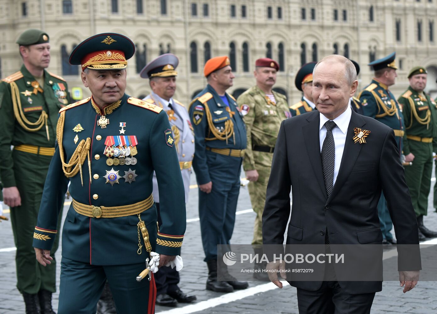 Президент РФ В. Путин и премьер-министр РФ Д. Медведев на военном параде в честь 74-й годовщины Победы в ВОВ