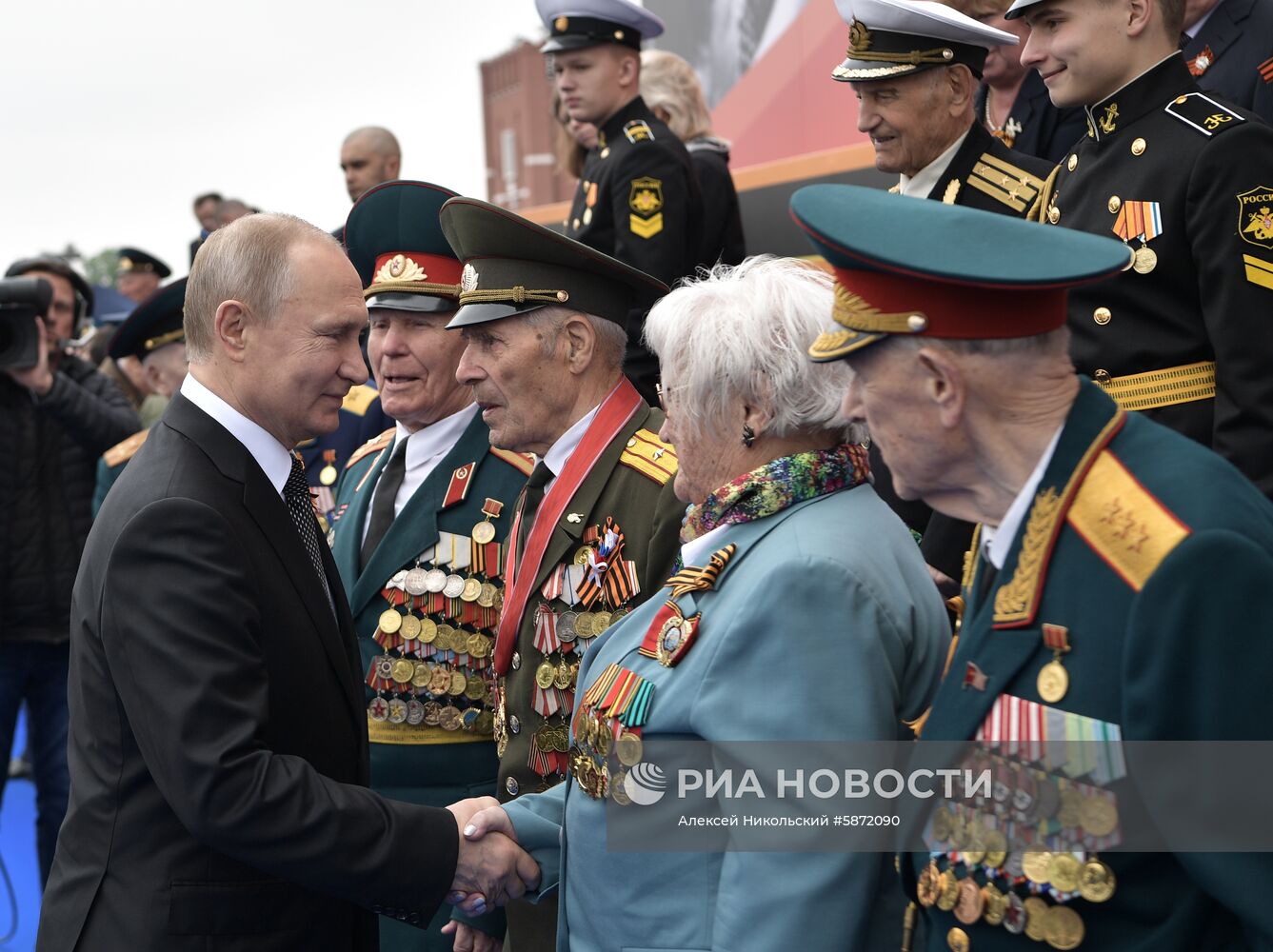Президент РФ В. Путин и премьер-министр РФ Д. Медведев на военном параде в честь 74-й годовщины Победы в ВОВ