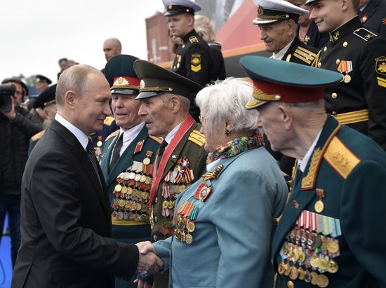 Президент РФ В. Путин и премьер-министр РФ Д. Медведев на военном параде в честь 74-й годовщины Победы в ВОВ