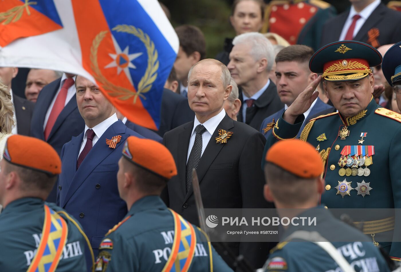 Президент РФ В. Путин и премьер-министр РФ Д. Медведев на церемонии возложения цветов к Могиле Неизвестного солдата