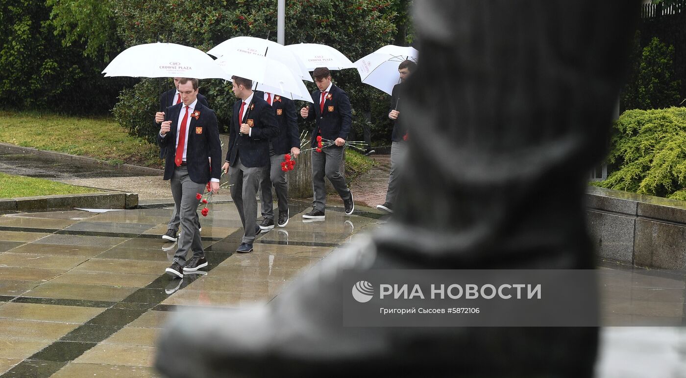 Хоккеисты возложили цветы к Мемориалу павшим советским воинам Славин в Братиславе