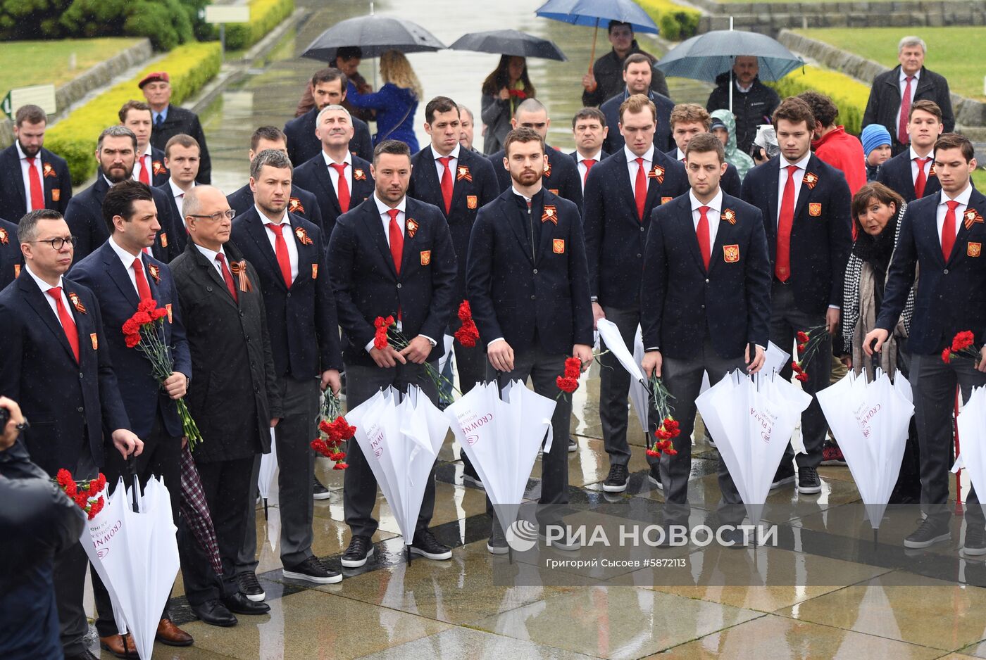Хоккеисты возложили цветы к Мемориалу павшим советским воинам Славин в Братиславе