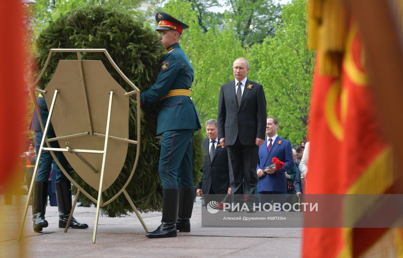 Президент РФ В. Путин и премьер-министр РФ Д. Медведев на церемонии возложения цветов к Могиле Неизвестного солдата