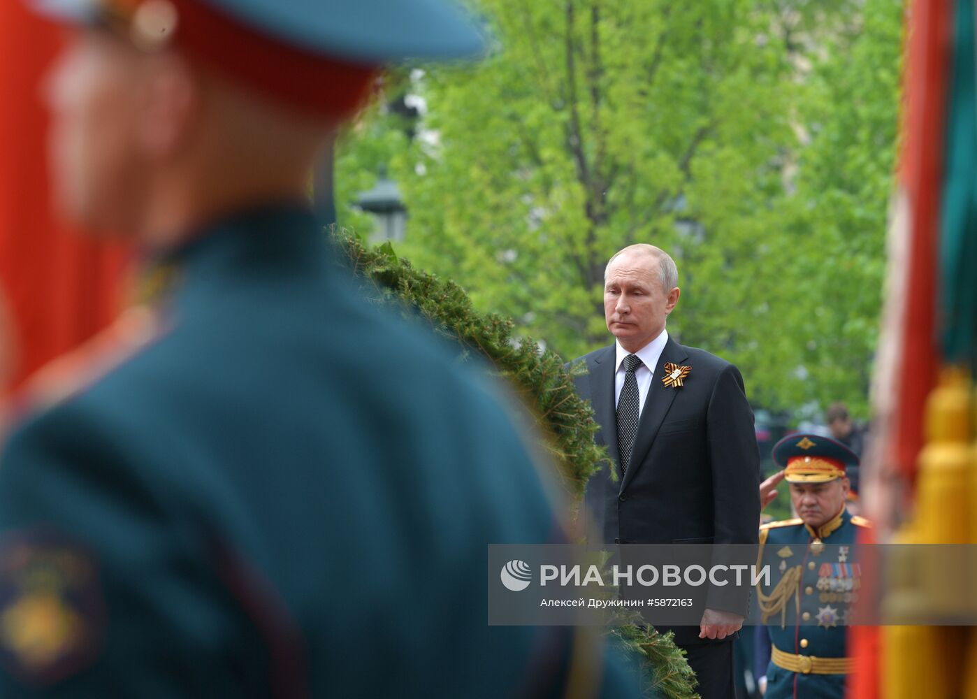 Президент РФ В. Путин и премьер-министр РФ Д. Медведев на церемонии возложения цветов к Могиле Неизвестного солдата