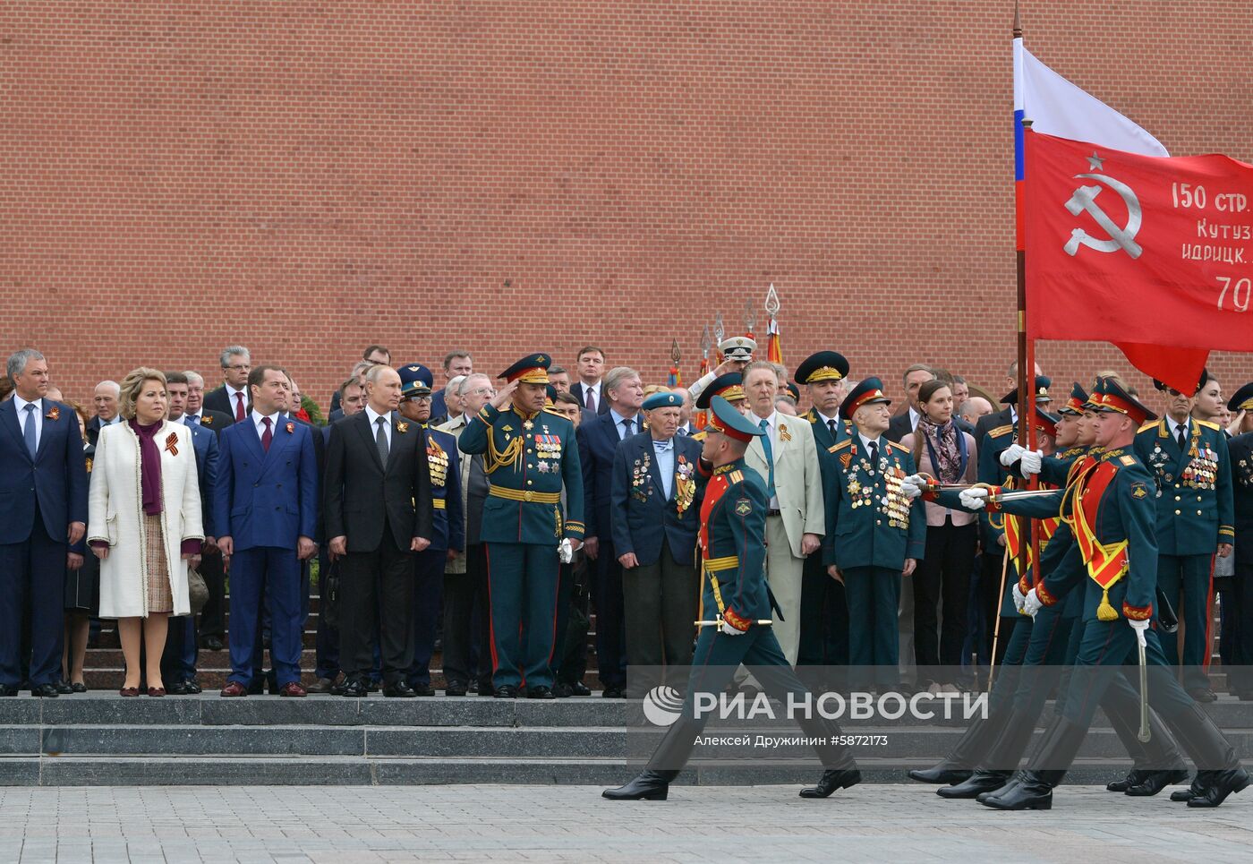 Президент РФ В. Путин и премьер-министр РФ Д. Медведев на церемонии возложения цветов к Могиле Неизвестного солдата