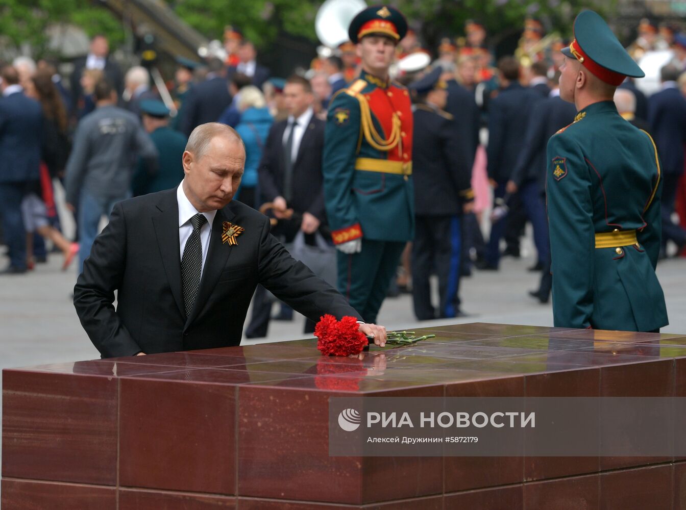 Президент РФ В. Путин и премьер-министр РФ Д. Медведев на церемонии возложения цветов к Могиле Неизвестного солдата