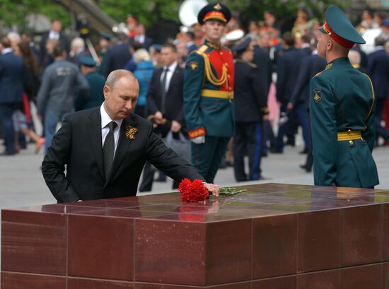 Президент РФ В. Путин и премьер-министр РФ Д. Медведев на церемонии возложения цветов к Могиле Неизвестного солдата