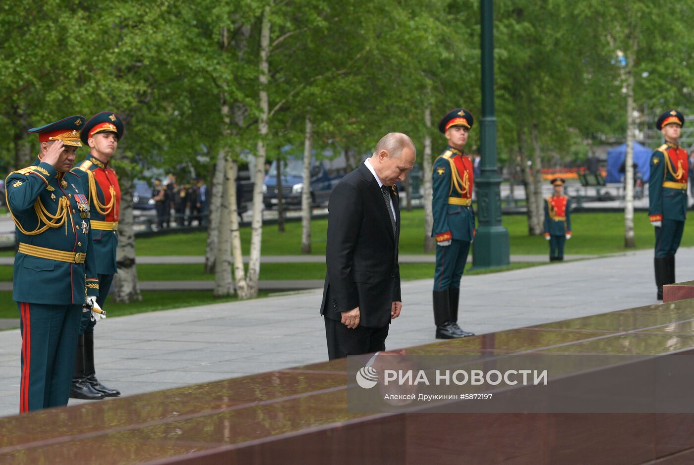 Президент РФ В. Путин и премьер-министр РФ Д. Медведев на церемонии возложения цветов к Могиле Неизвестного солдата