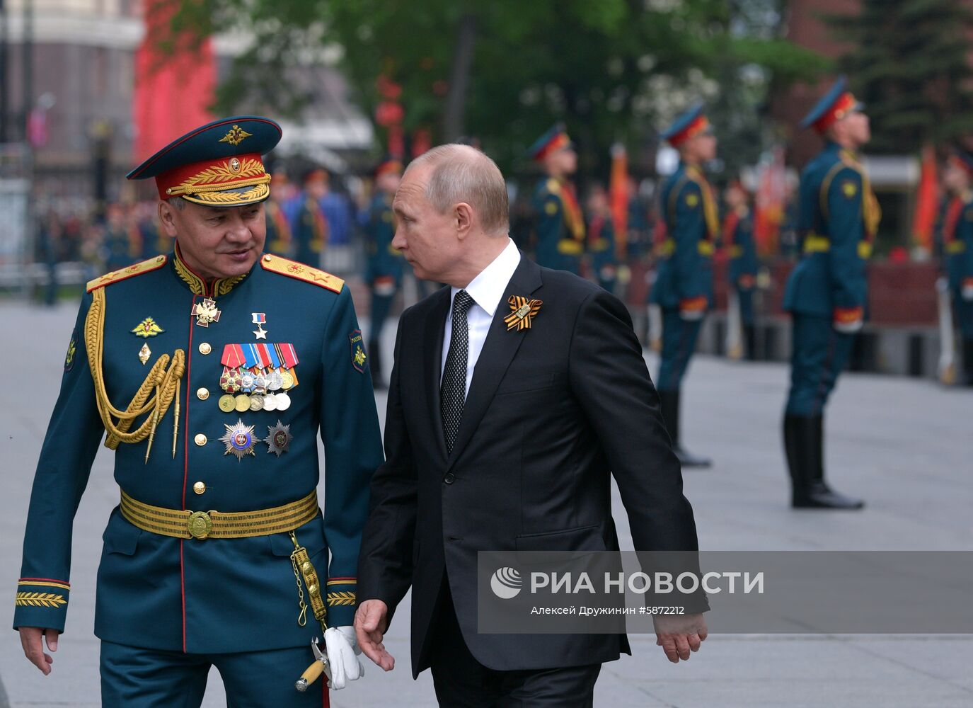 Президент РФ В. Путин и премьер-министр РФ Д. Медведев на церемонии возложения цветов к Могиле Неизвестного солдата