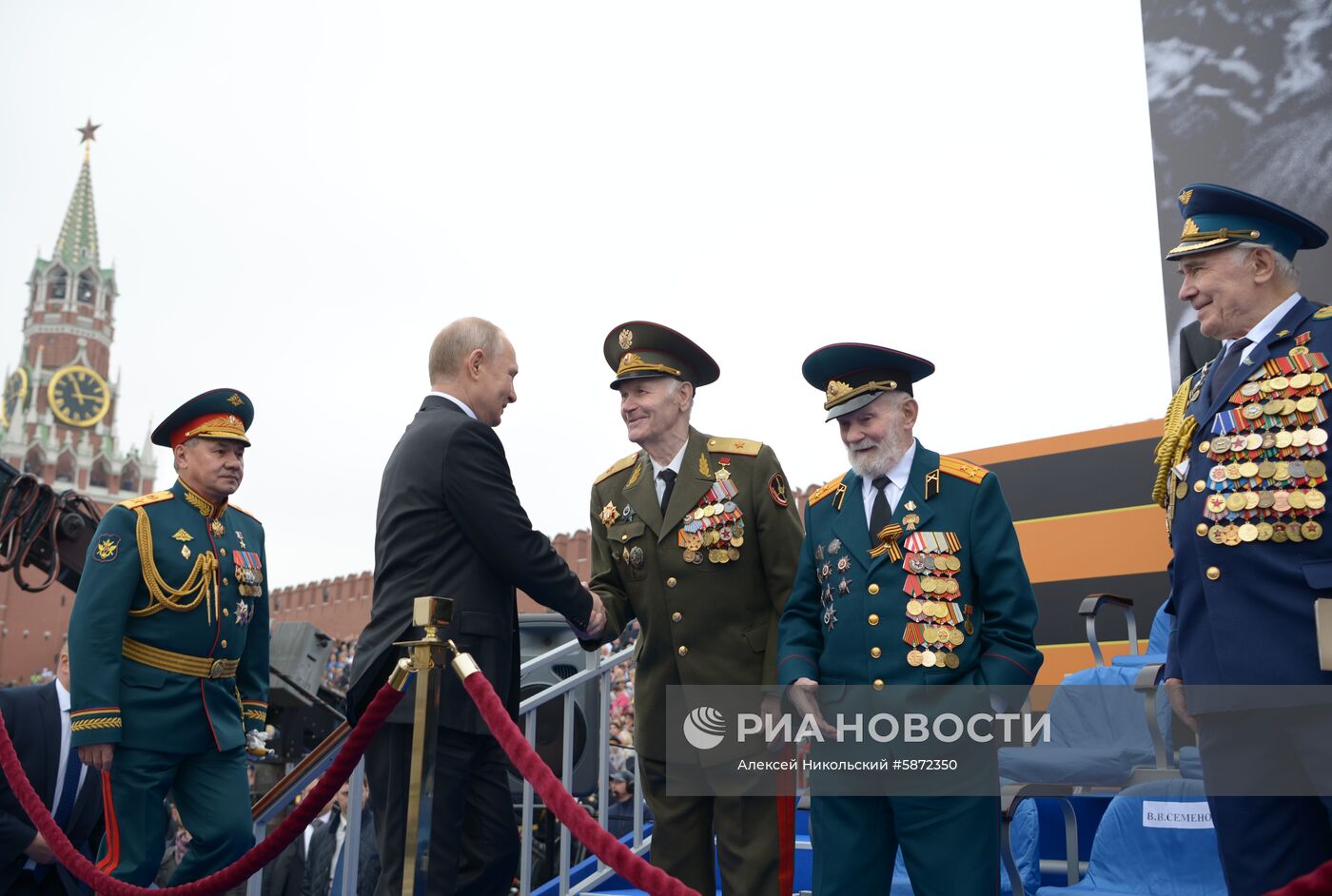 Президент РФ В. Путин и премьер-министр РФ Д. Медведев на военном параде в честь 74-й годовщины Победы в ВОВ