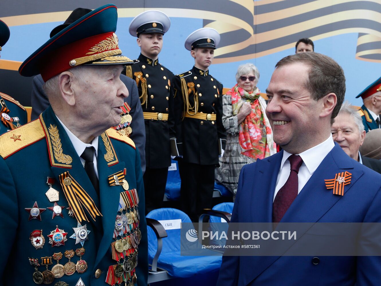 Президент РФ В. Путин и премьер-министр РФ Д. Медведев на военном параде в честь 74-й годовщины Победы в ВОВ