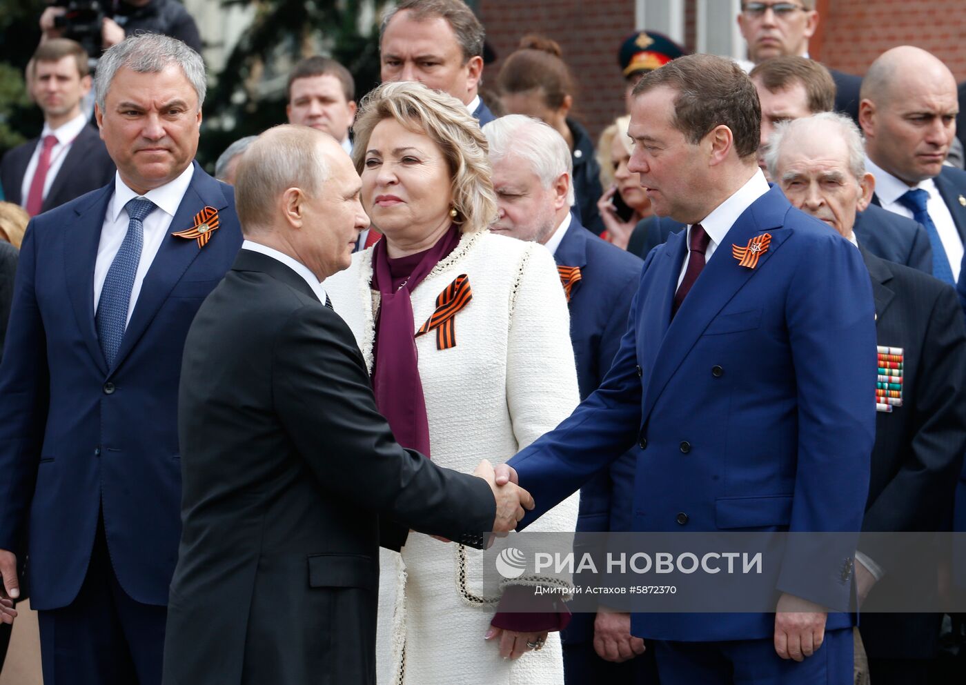Президент РФ В. Путин и премьер-министр РФ Д. Медведев на церемонии возложения цветов к Могиле Неизвестного солдата