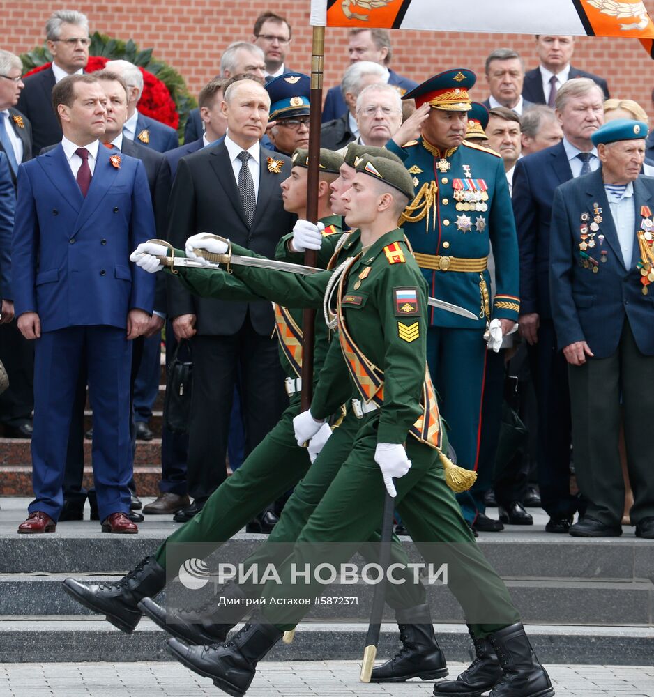 Президент РФ В. Путин и премьер-министр РФ Д. Медведев на церемонии возложения цветов к Могиле Неизвестного солдата