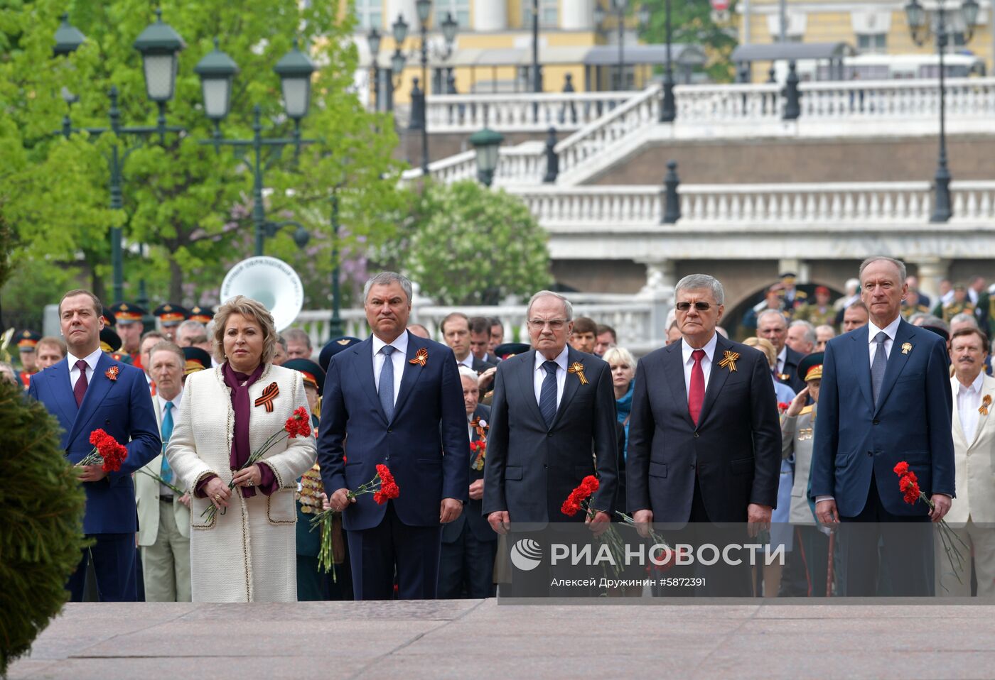 Президент РФ В. Путин и премьер-министр РФ Д. Медведев на церемонии возложения цветов к Могиле Неизвестного солдата