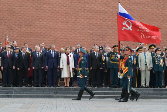 Президент РФ В. Путин и премьер-министр РФ Д. Медведев на церемонии возложения цветов к Могиле Неизвестного солдата