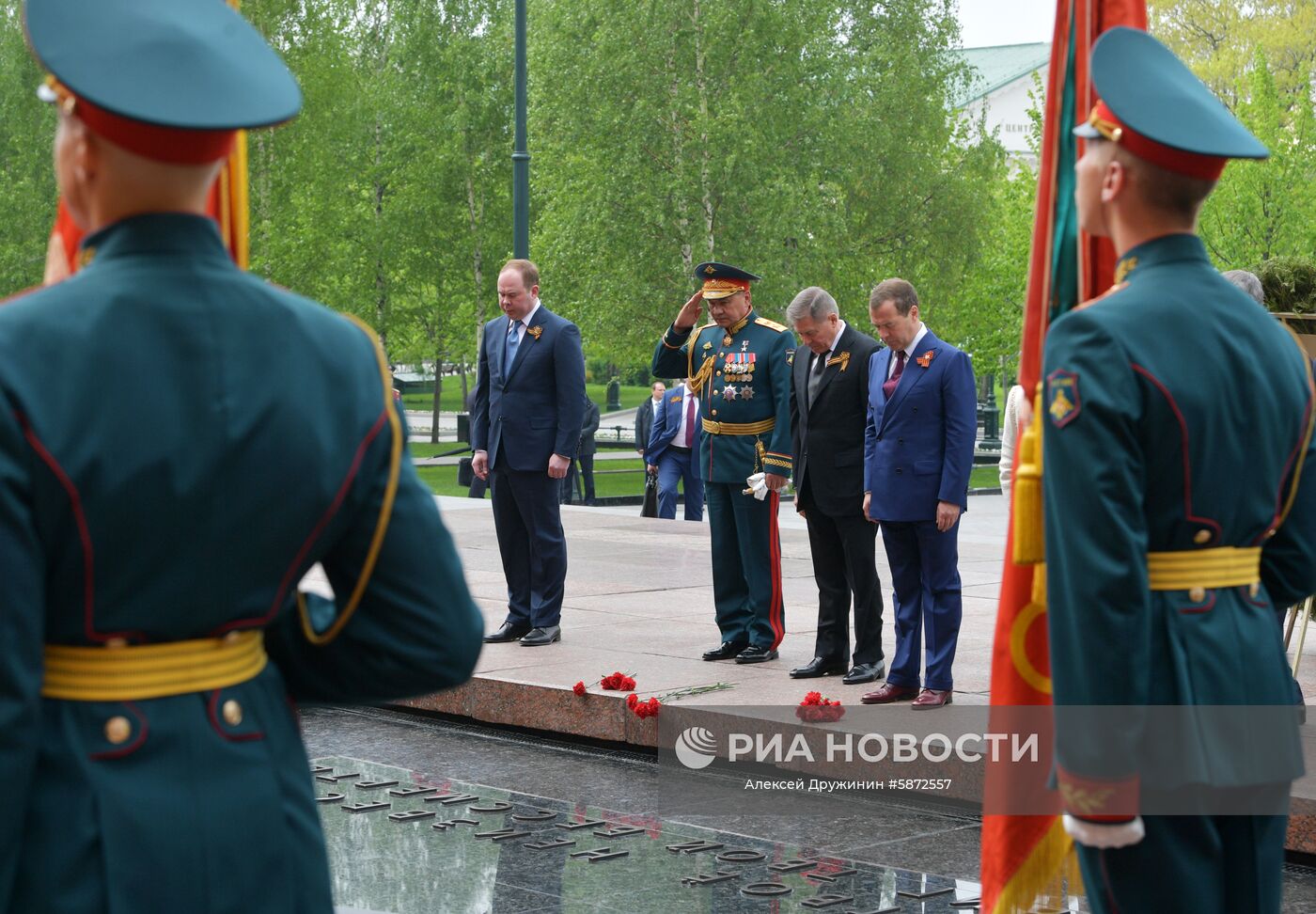 Президент РФ В. Путин и премьер-министр РФ Д. Медведев на церемонии возложения цветов к Могиле Неизвестного солдата