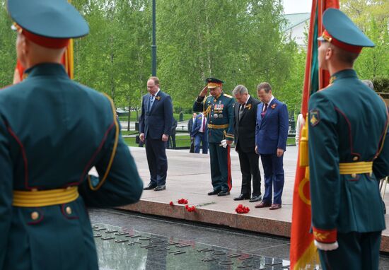 Президент РФ В. Путин и премьер-министр РФ Д. Медведев на церемонии возложения цветов к Могиле Неизвестного солдата