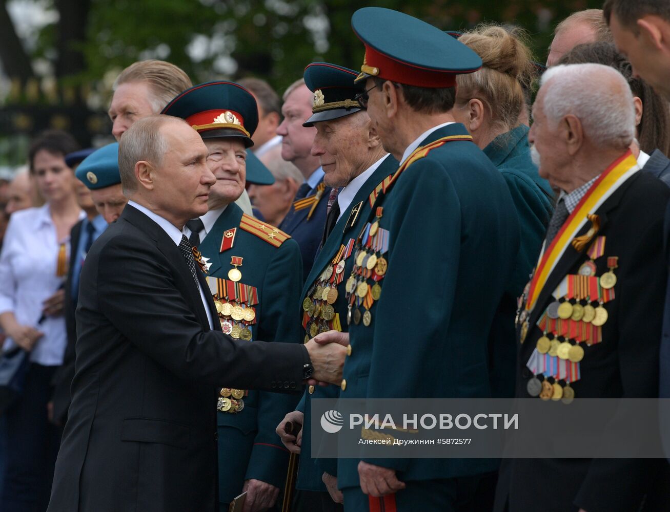 Президент РФ В. Путин и премьер-министр РФ Д. Медведев на церемонии возложения цветов к Могиле Неизвестного солдата