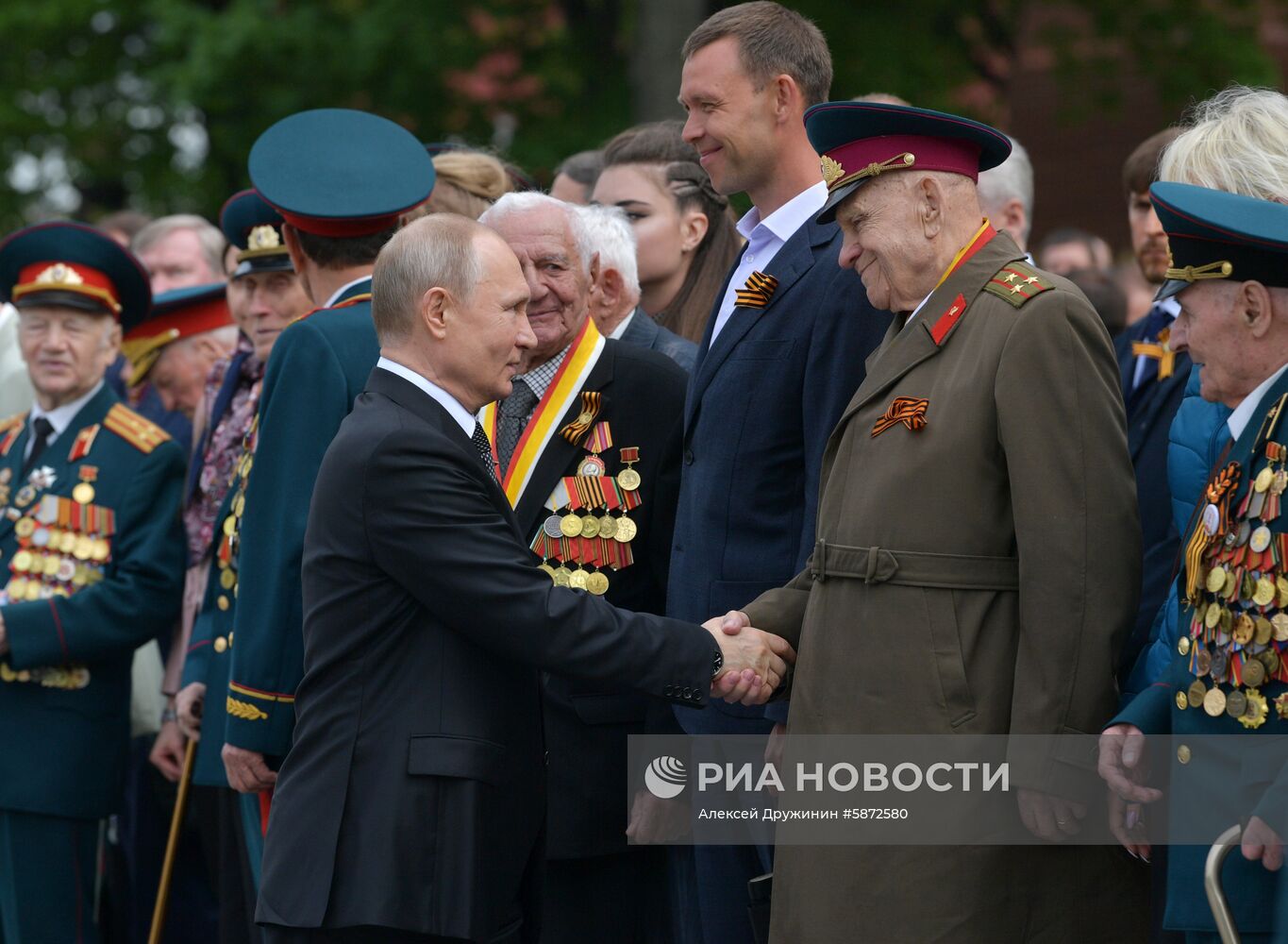 Президент РФ В. Путин и премьер-министр РФ Д. Медведев на церемонии возложения цветов к Могиле Неизвестного солдата