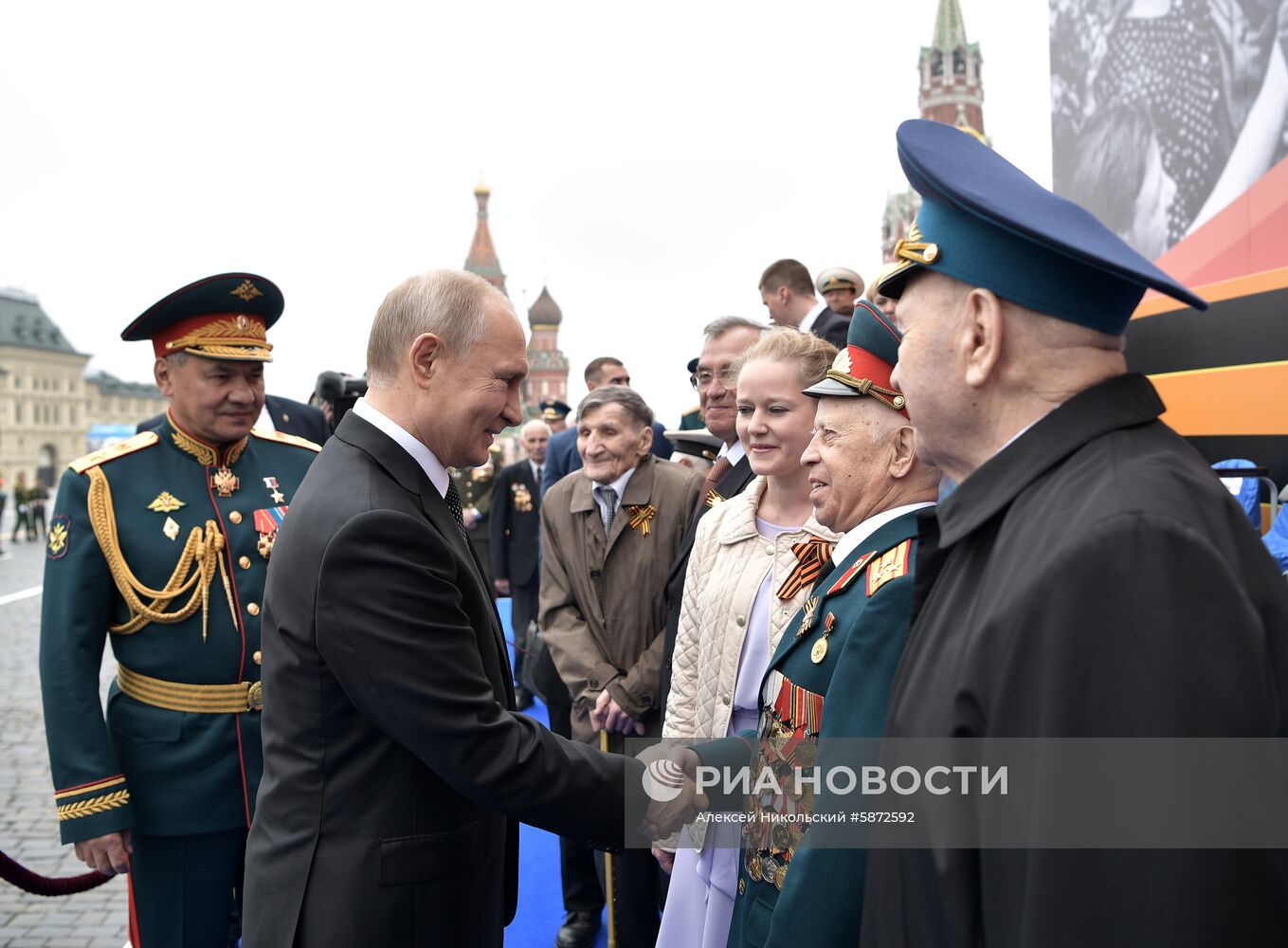 Президент РФ В. Путин и премьер-министр РФ Д. Медведев на военном параде в честь 74-й годовщины Победы в ВОВ