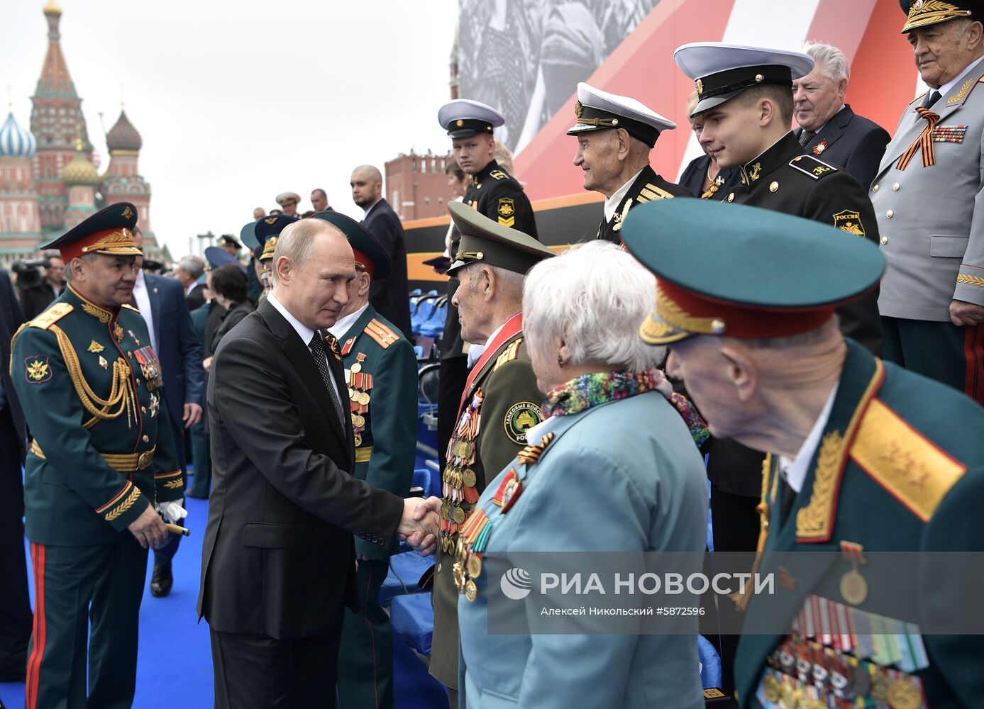 Президент РФ В. Путин и премьер-министр РФ Д. Медведев на военном параде в честь 74-й годовщины Победы в ВОВ