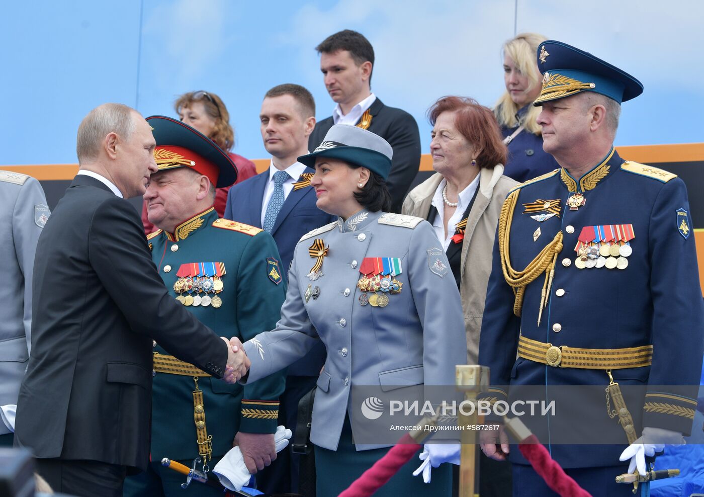 Президент РФ В. Путин и премьер-министр РФ Д. Медведев на военном параде в честь 74-й годовщины Победы в ВОВ