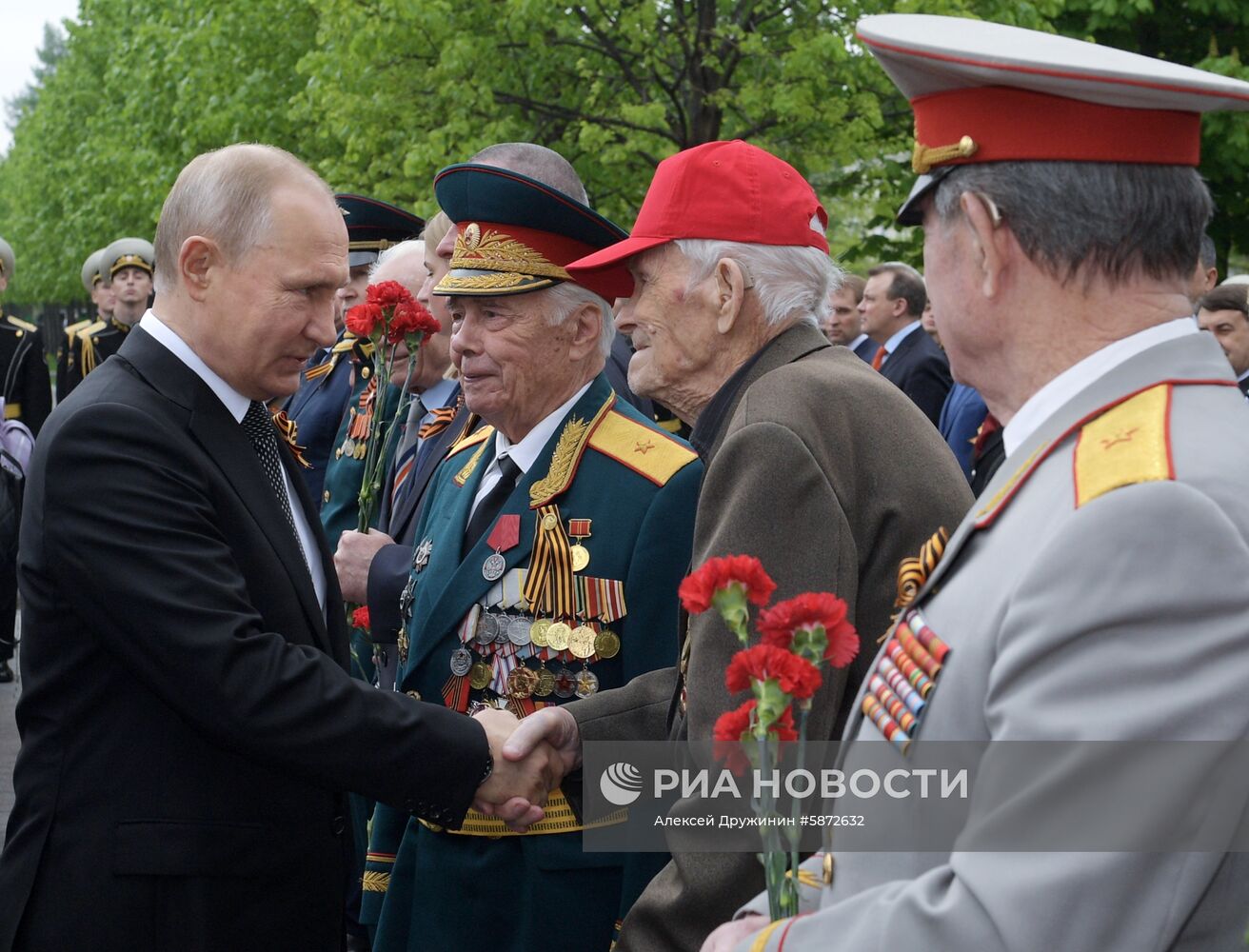 Президент РФ В. Путин и премьер-министр РФ Д. Медведев на церемонии возложения цветов к Могиле Неизвестного солдата