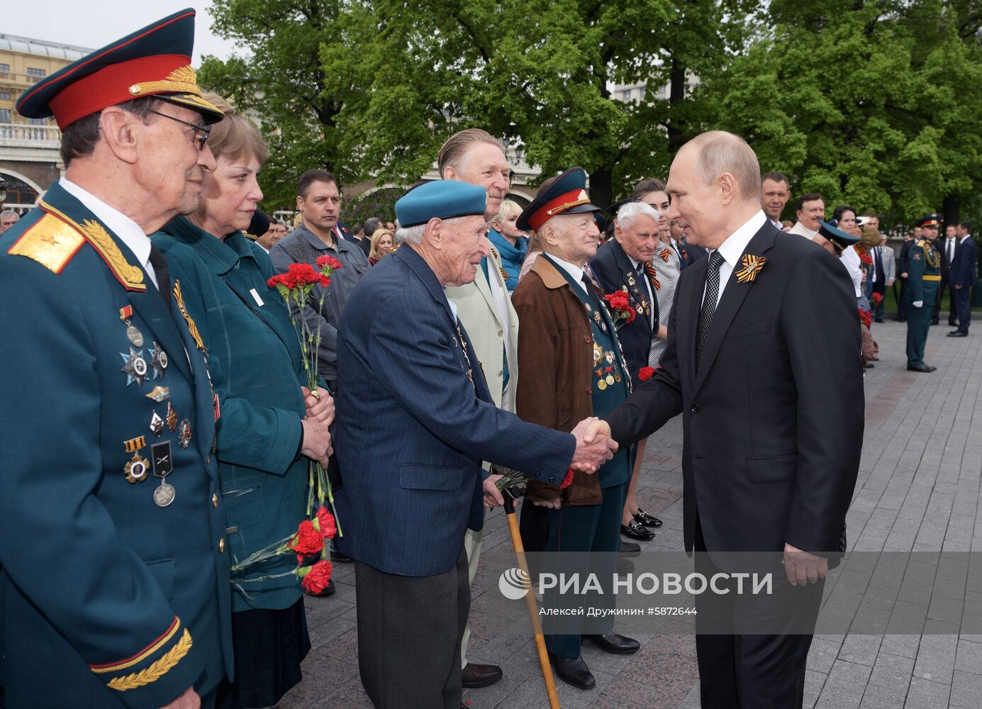 Президент РФ В. Путин и премьер-министр РФ Д. Медведев на церемонии возложения цветов к Могиле Неизвестного солдата