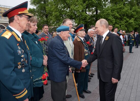 Президент РФ В. Путин и премьер-министр РФ Д. Медведев на церемонии возложения цветов к Могиле Неизвестного солдата