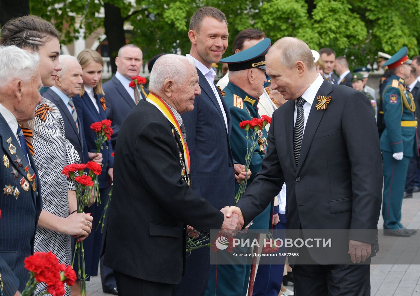 Президент РФ В. Путин и премьер-министр РФ Д. Медведев на церемонии возложения цветов к Могиле Неизвестного солдата