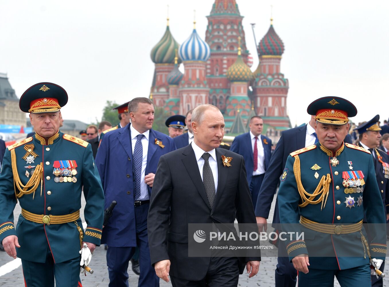 Президент РФ В. Путин и премьер-министр РФ Д. Медведев на военном параде в честь 74-й годовщины Победы в ВОВ