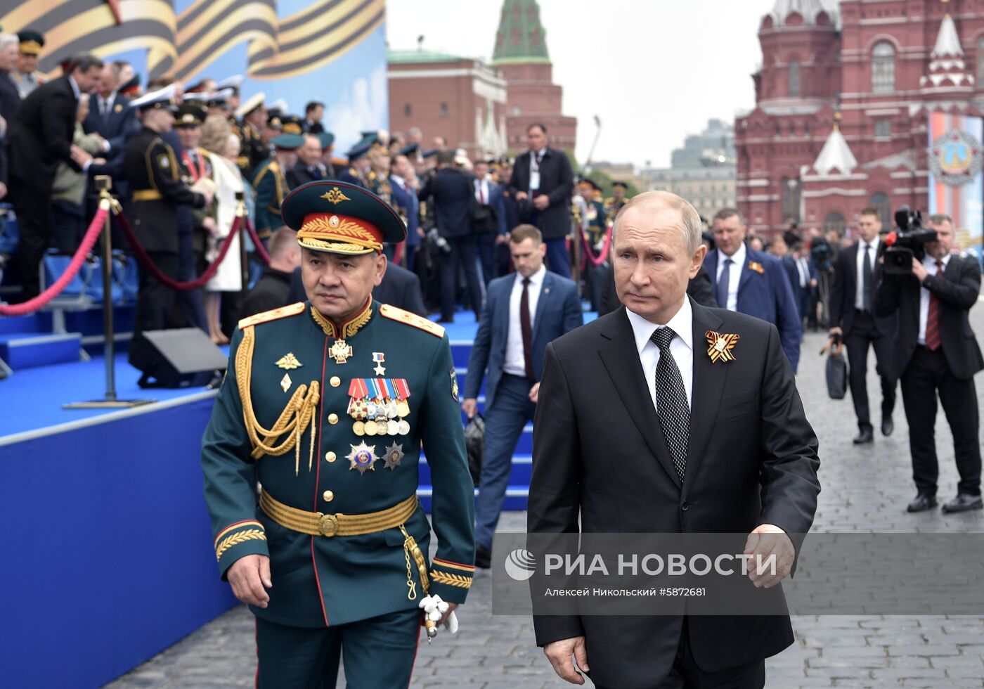 Президент РФ В. Путин и премьер-министр РФ Д. Медведев на военном параде в честь 74-й годовщины Победы в ВОВ