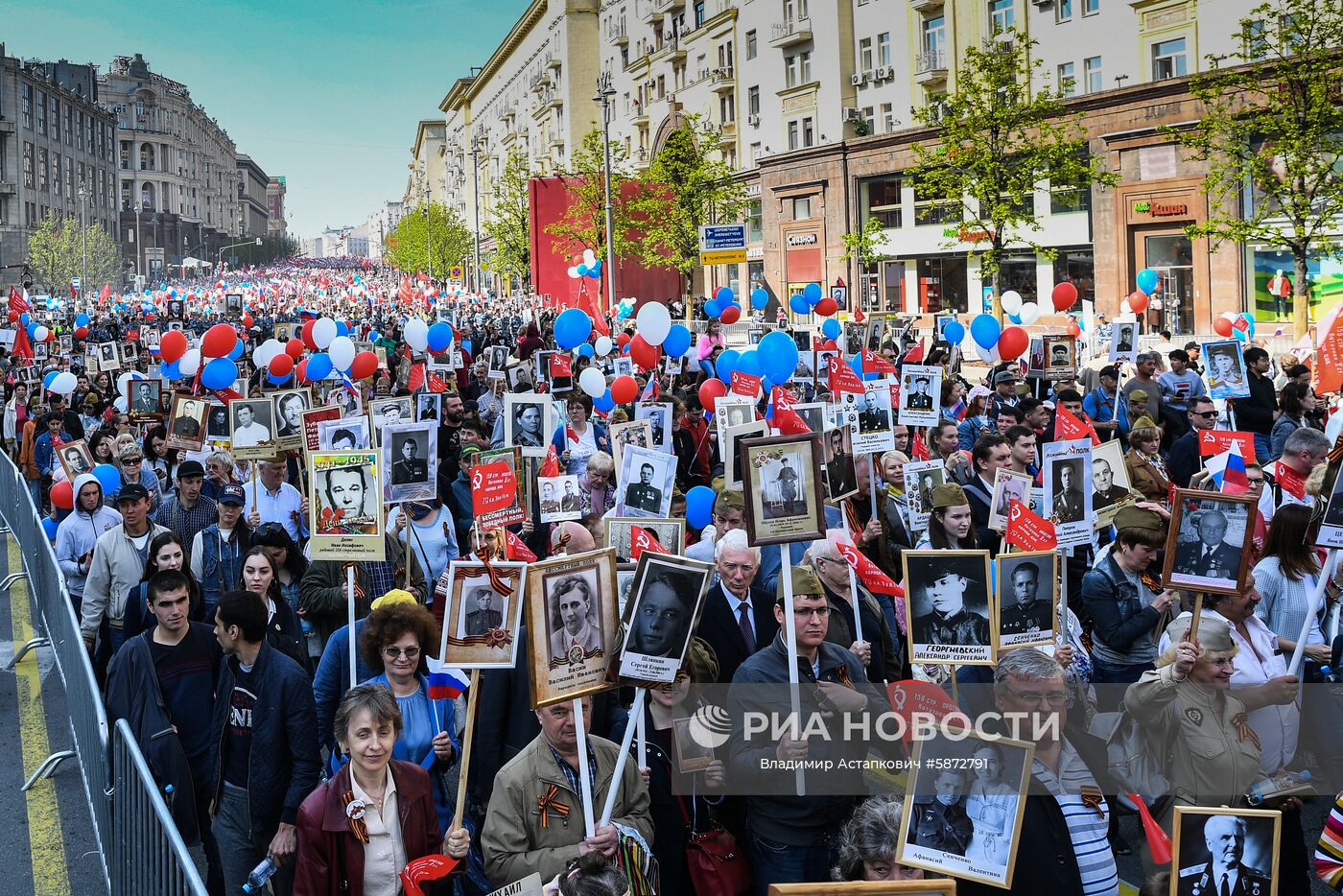 кадры бессмертный полк в москве 2022. парад 9 мая бессмертный полк. бессмертного полка москва. бессмертного полка москва. бессмертного полка москва.