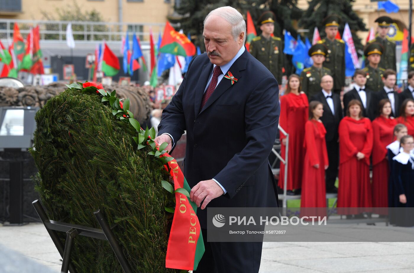 Президент Белоруссии А. Лукашенко возложил венок к монументу Победы