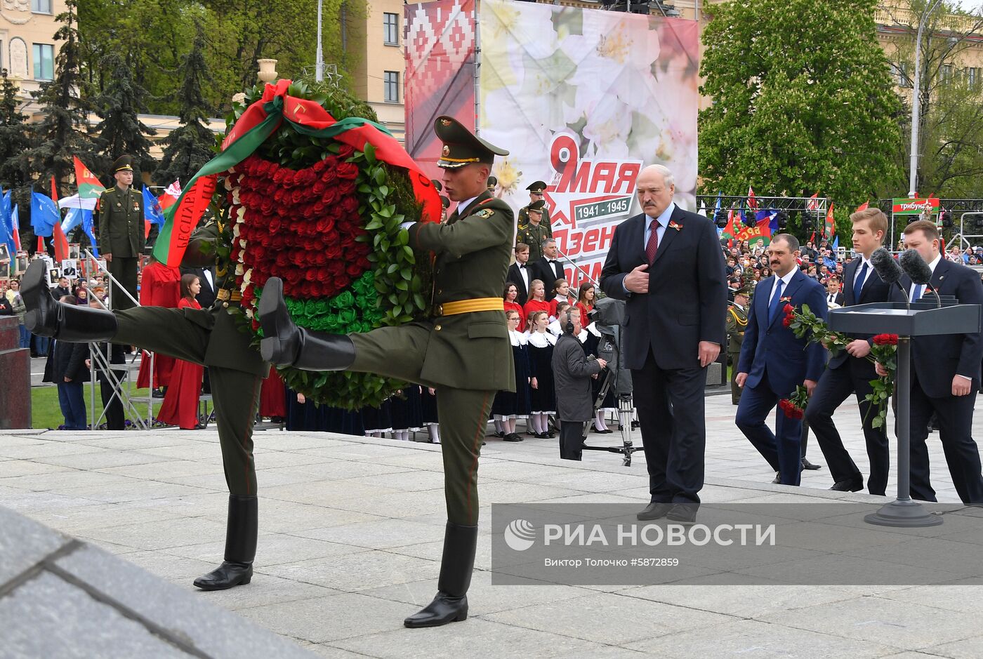 Президент Белоруссии А. Лукашенко возложил венок к монументу Победы