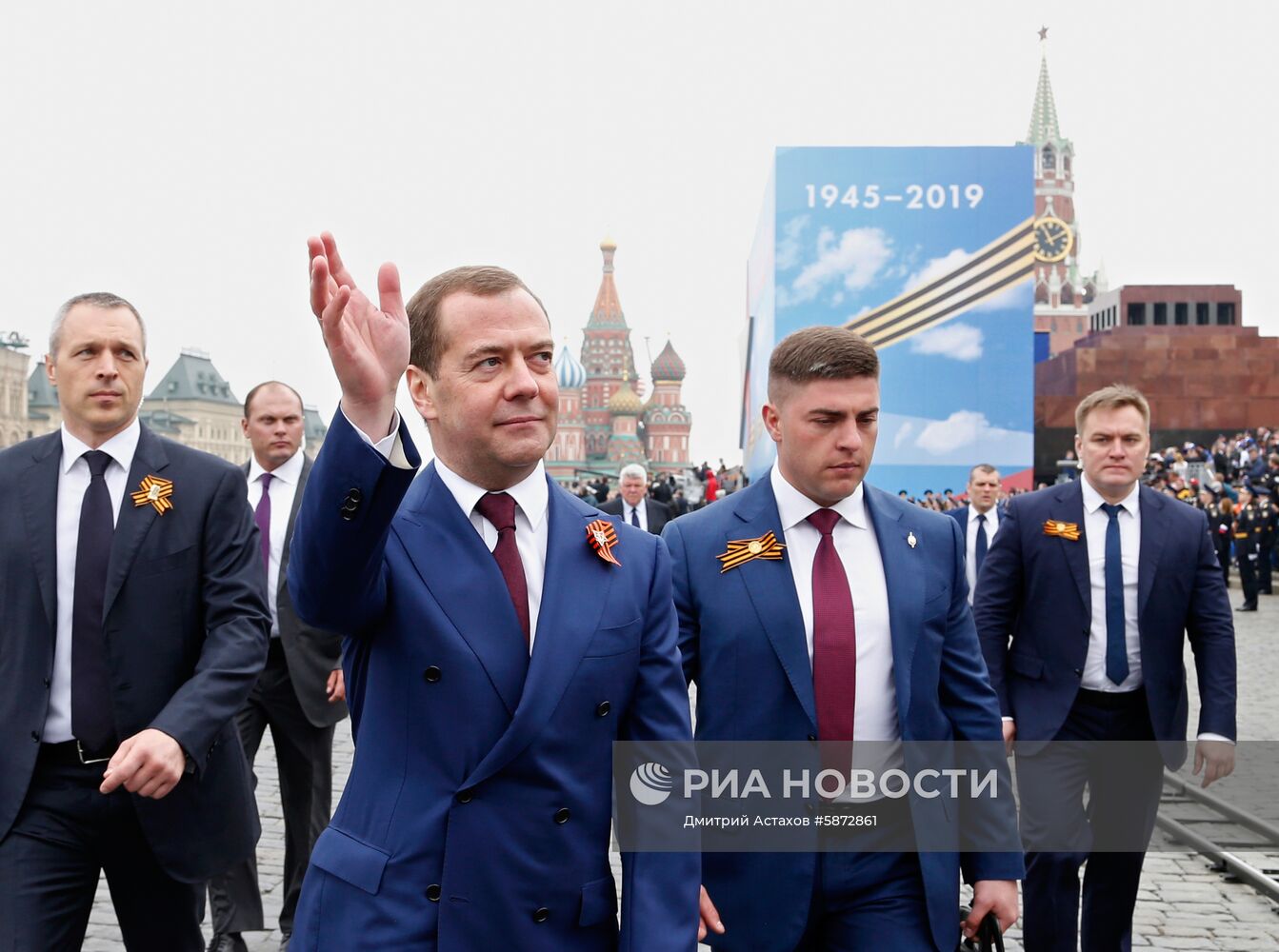 Президент РФ В. Путин и премьер-министр РФ Д. Медведев на военном параде в честь 74-й годовщины Победы в ВОВ