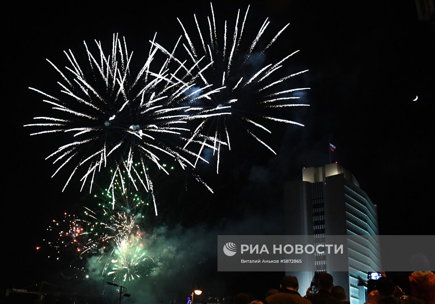 Праздничный салют в честь Дня Победы в регионах России