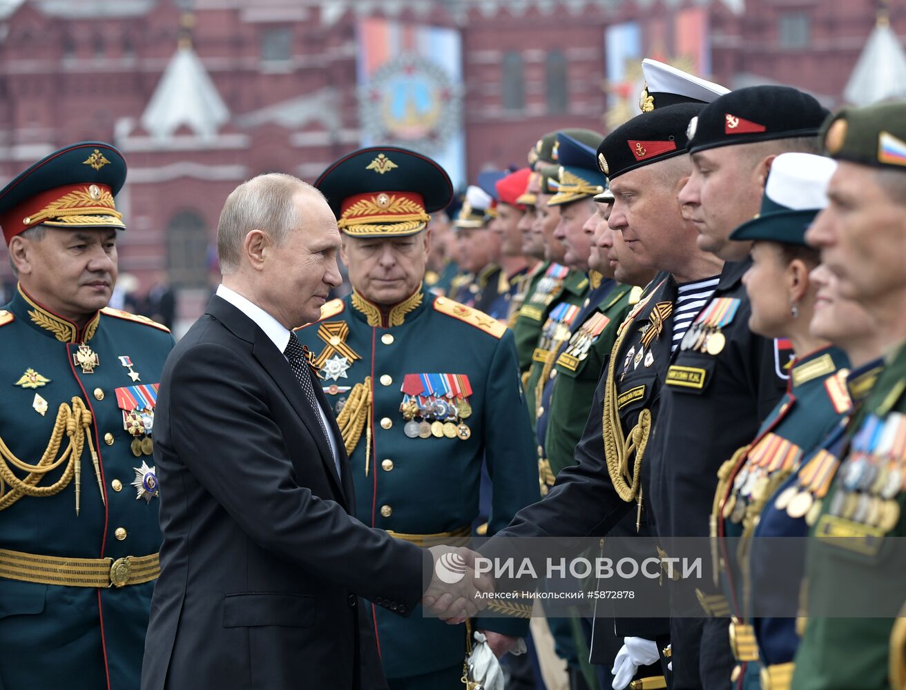 Президент РФ В. Путин и премьер-министр РФ Д. Медведев на военном параде в честь 74-й годовщины Победы в ВОВ