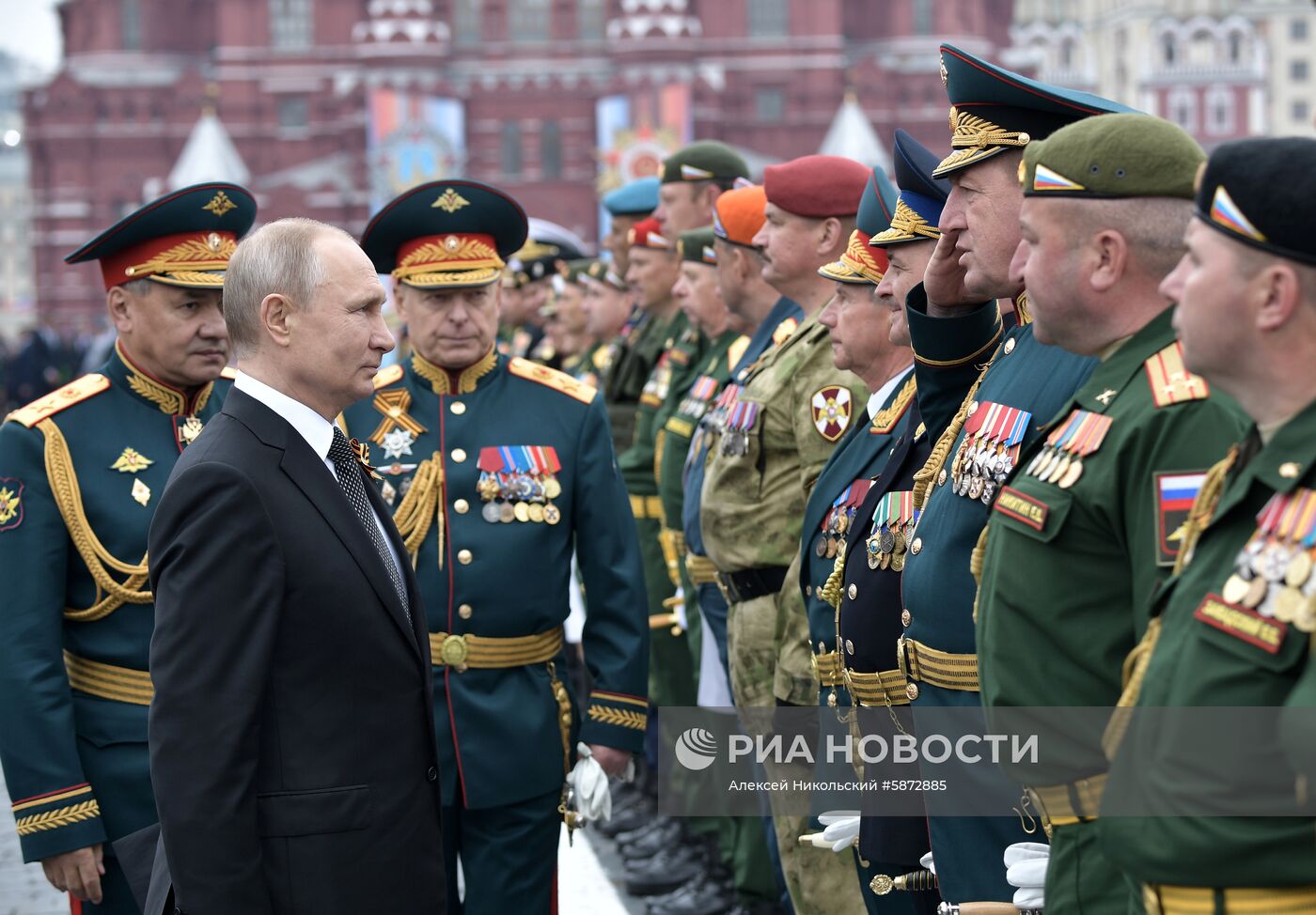 Президент РФ В. Путин и премьер-министр РФ Д. Медведев на военном параде в честь 74-й годовщины Победы в ВОВ