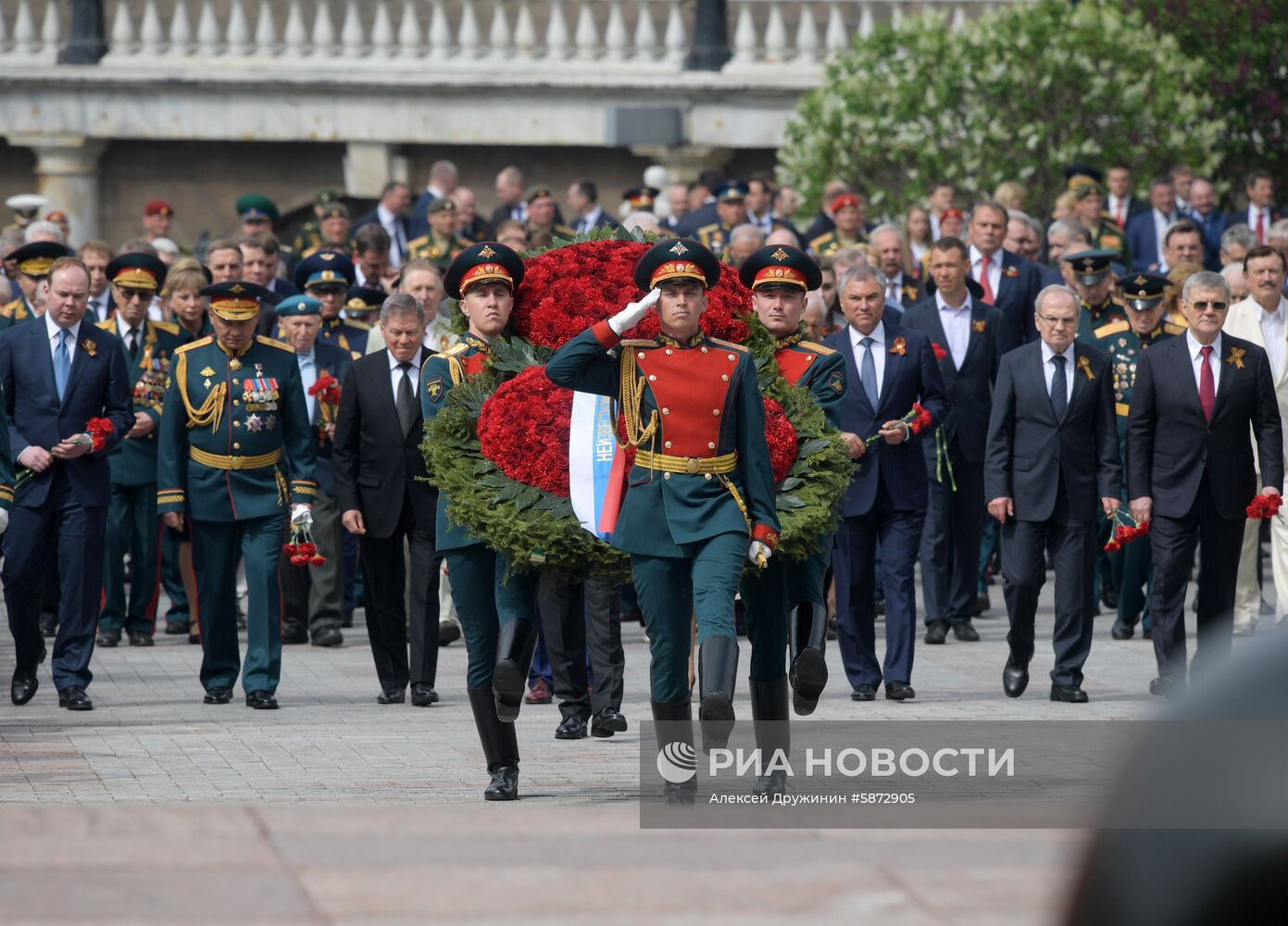 Президент РФ В. Путин и премьер-министр РФ Д. Медведев на церемонии возложения цветов к Могиле Неизвестного солдата