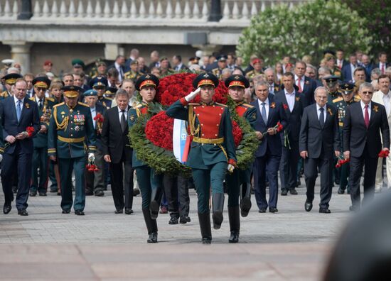 Президент РФ В. Путин и премьер-министр РФ Д. Медведев на церемонии возложения цветов к Могиле Неизвестного солдата