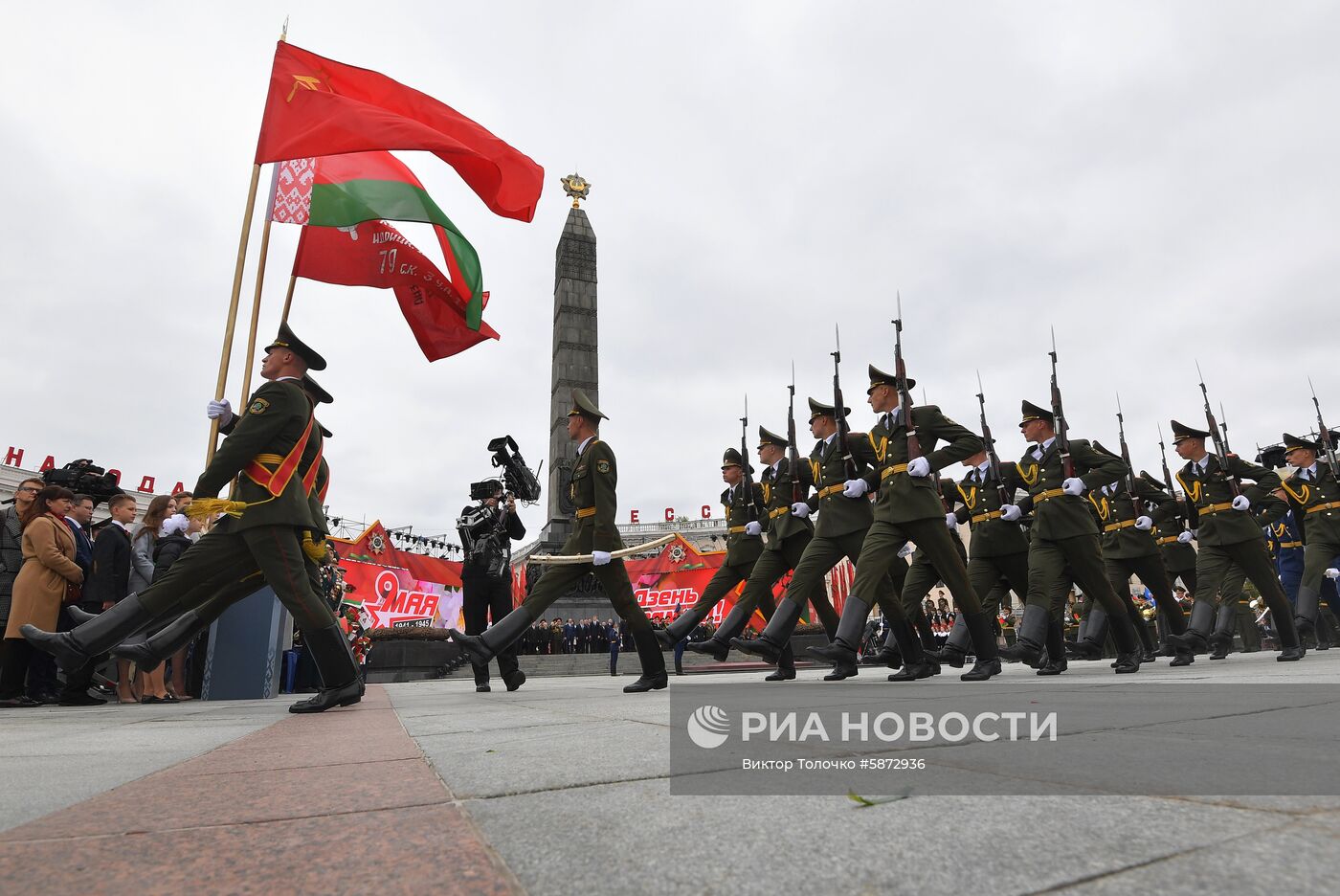 Президент Белоруссии А. Лукашенко возложил венок к монументу Победы