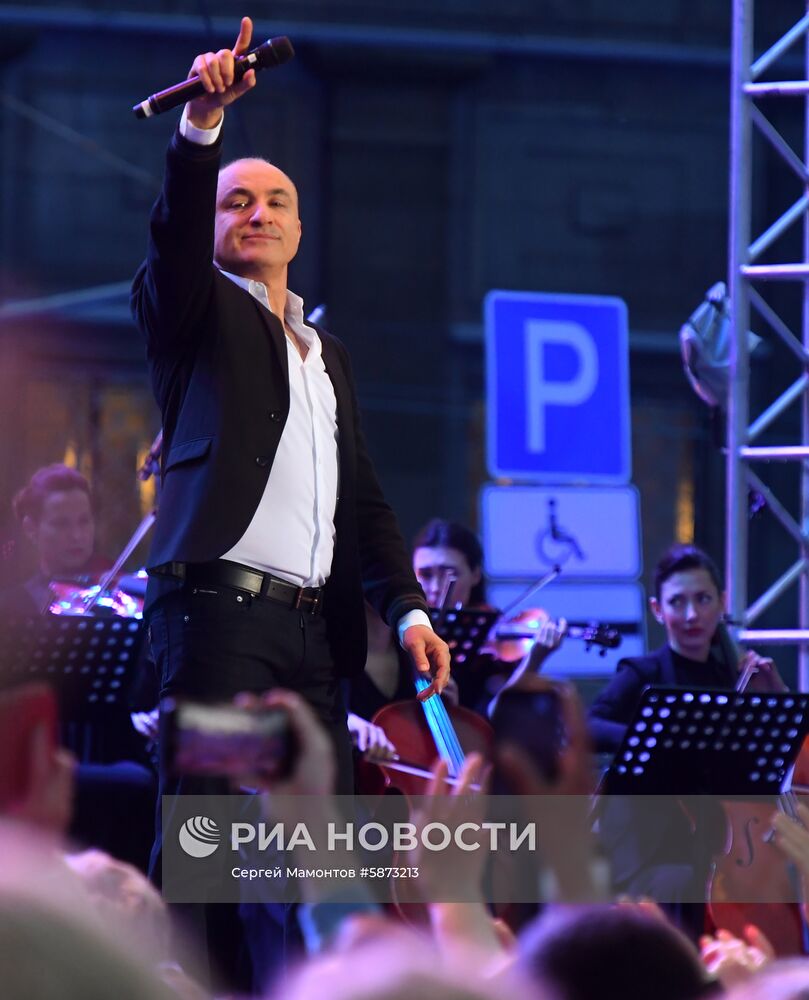 Концерт "Песни Победы" на площади Белорусского вокзала