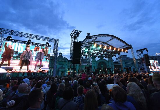 Концерт "Песни Победы" на площади Белорусского вокзала