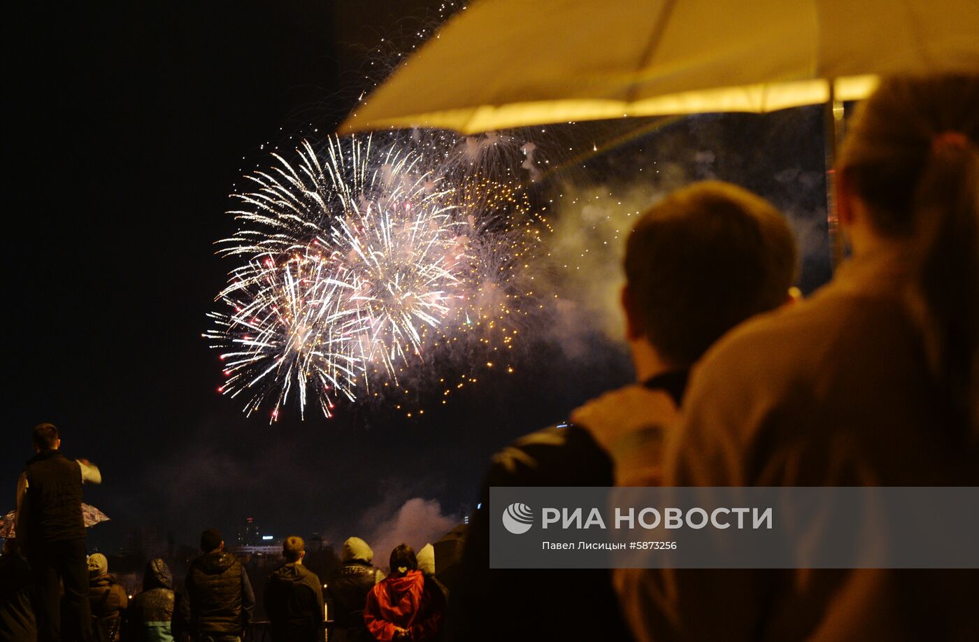 Праздничный салют в честь Дня Победы в регионах России