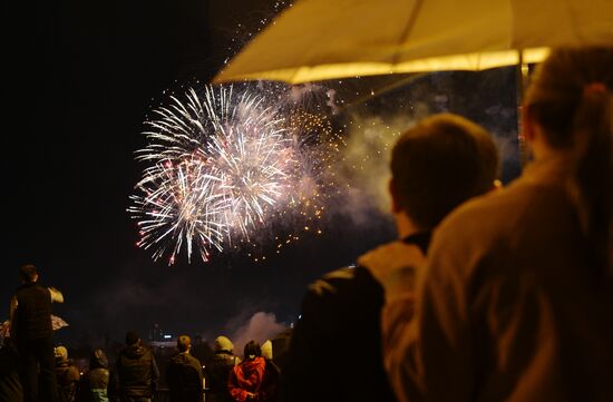 Праздничный салют в честь Дня Победы в регионах России