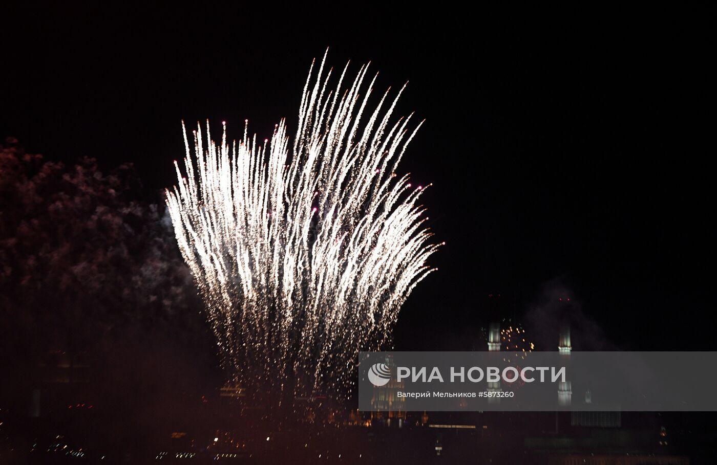 Праздничный салют в честь Дня Победы в Москве