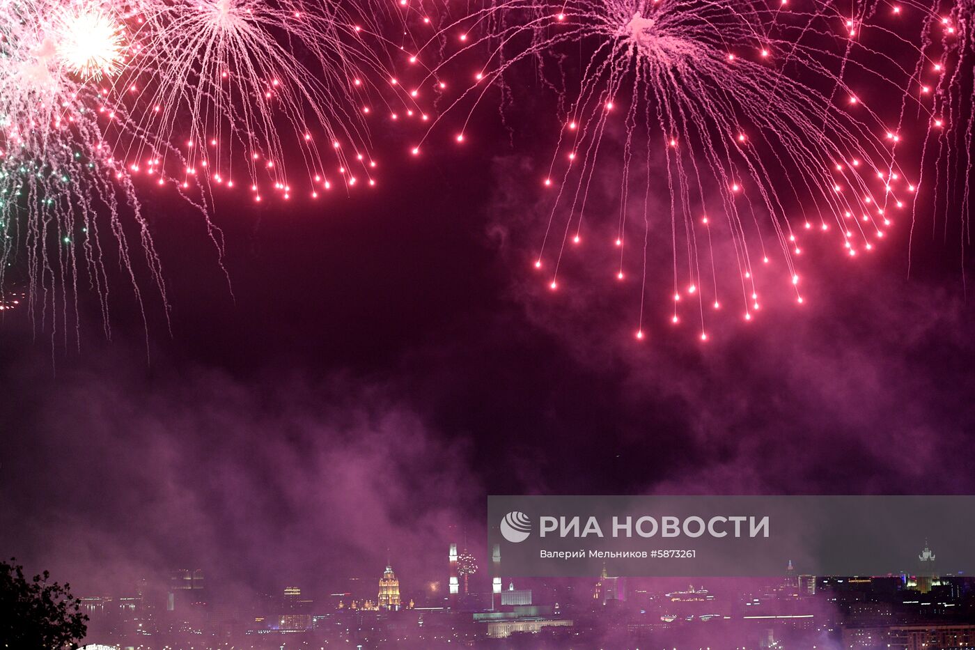 Праздничный салют в честь Дня Победы в Москве