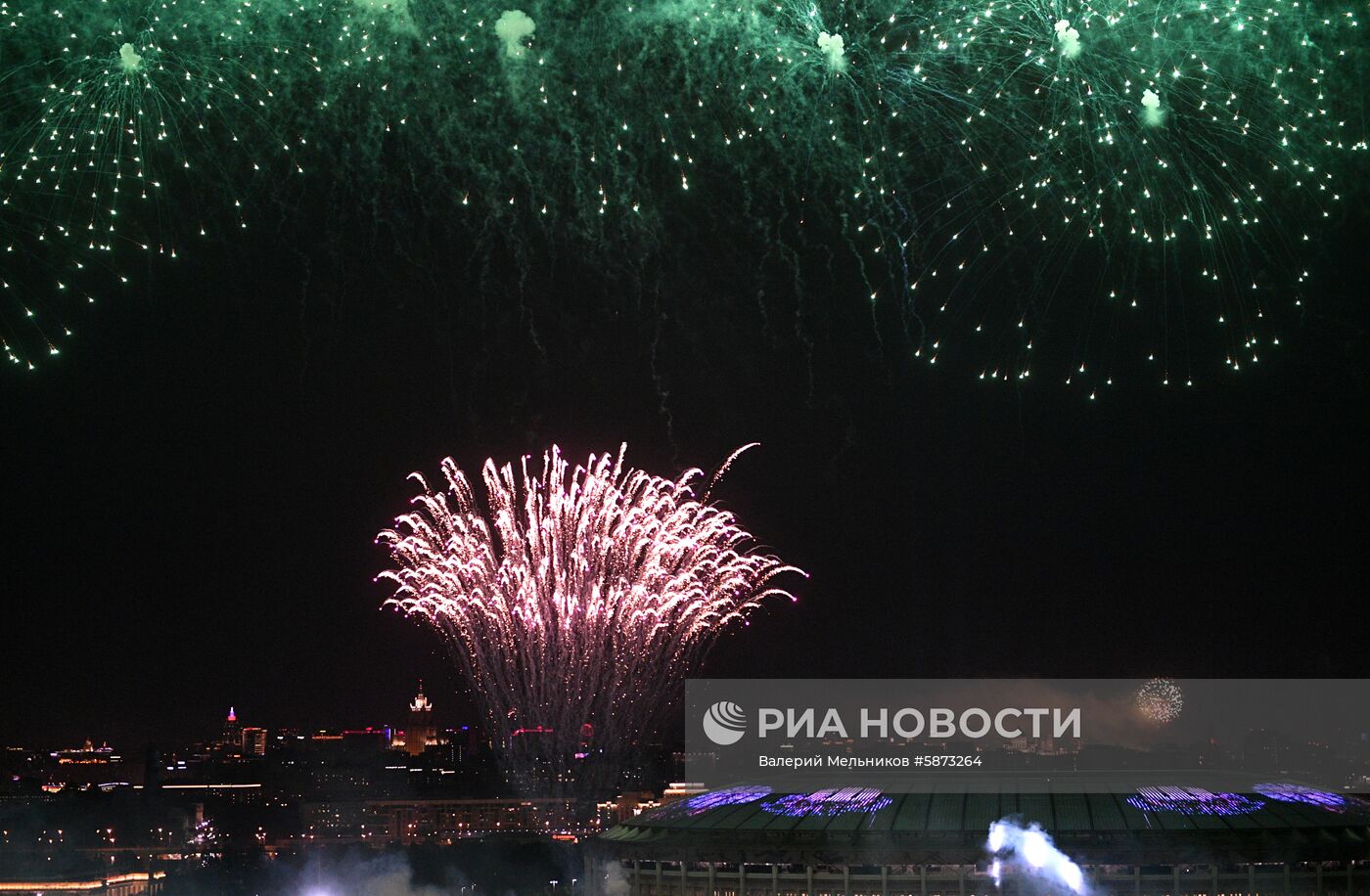 Праздничный салют в честь Дня Победы в Москве