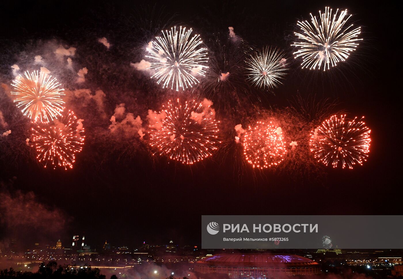 Праздничный салют в честь Дня Победы в Москве